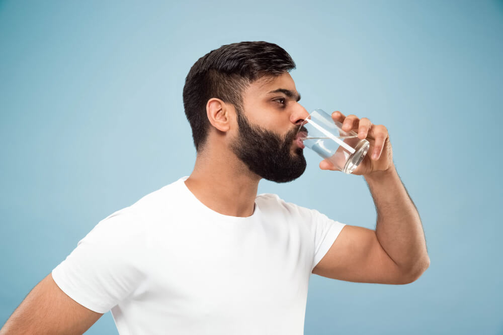 شرب الكثير من الماء يساعد في التخلص من رائحة الفم الكريهة